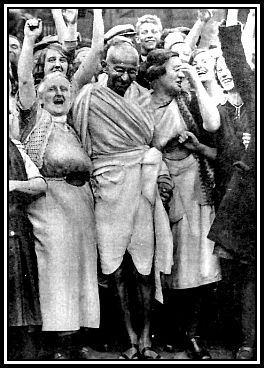 Gandhi_at_Darwen_with_women